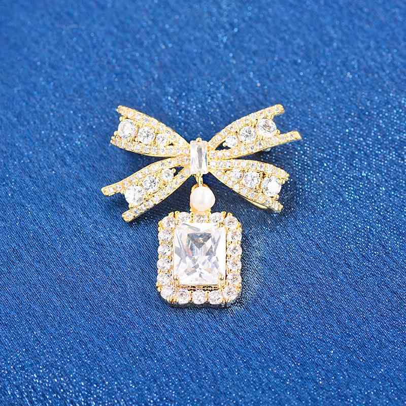 ブローチ レディース 韓国風 おしゃれ リボンチャーム ジルコニア ミニピン 高級感デザイン 通勤 オフ..