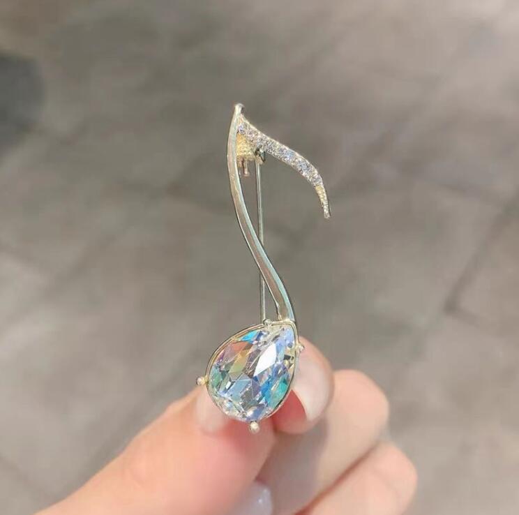 ブローチ レディース 欧米風 音符 高級感 豪華 エレガント ラインストーン 幾何学デザイン 個性的 ファッション通勤 オフィス 結婚式 パーティー フォーマル アクセサリー