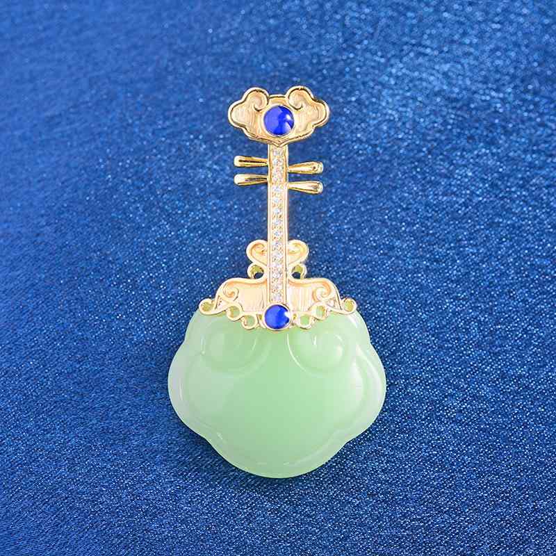 ブローチ レディース 女性用 中国風 チャイナドレス 琵琶モチーフ 模造翡翠 グリーンカルセドニー ジル..