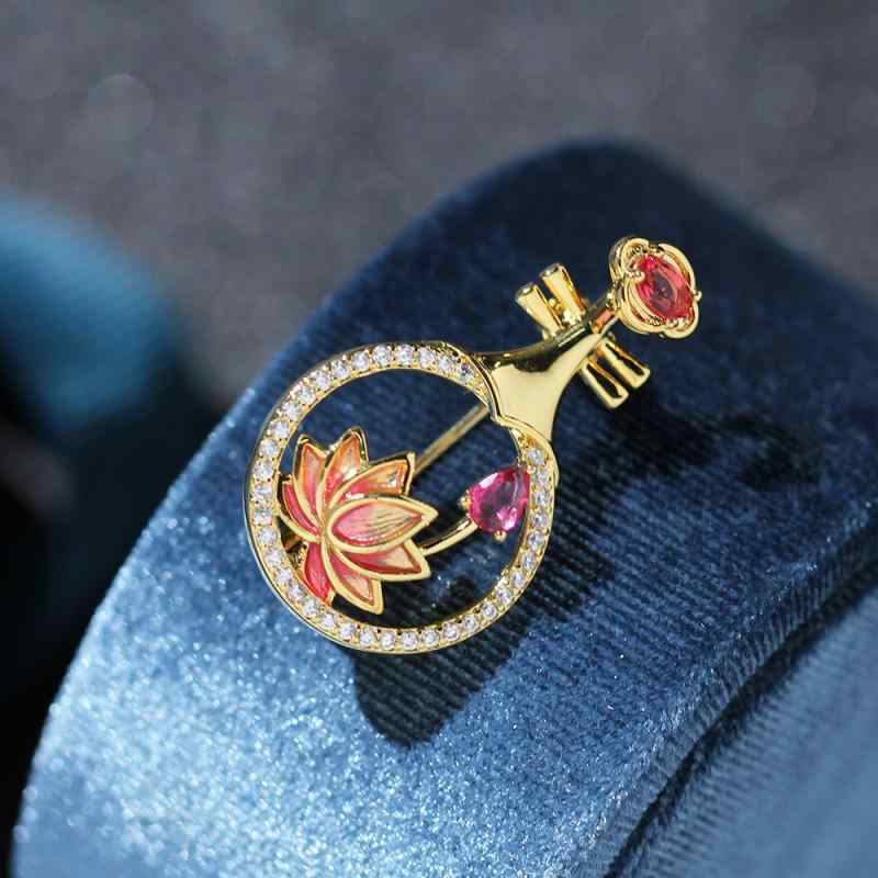 ブローチ レディース エナメル 七宝 蓮 月琴モチーフ 銅製 電気メッキ加工 上品 高級感 繊細 アクセサリー 露出防止 ストール留め ワンピース スーツ ジャケット フォーマル カジュアル
