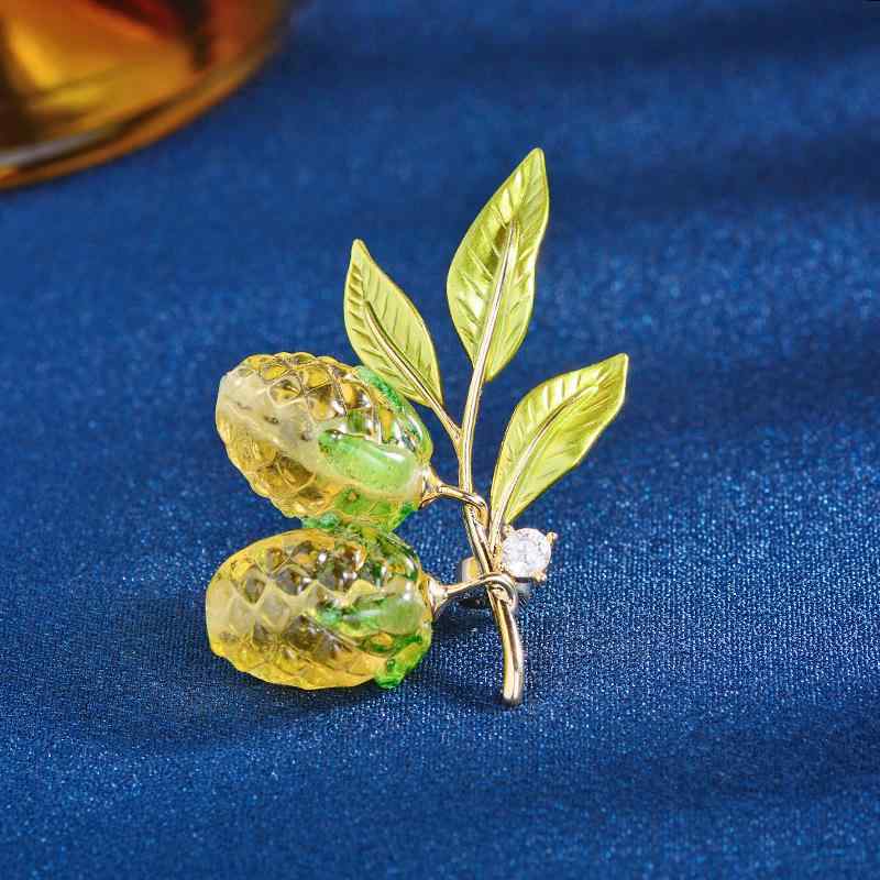 ブローチ レディース オリーブグリーン オリーブの実 リーフ 植物モチーフ 瑠璃風 エナメル レトロ クラシカル ジャケット スーツ アウター 銅 ジルコニア 電気メッキ加工 ファッション オフィス 通勤 装飾 アクセサリー ギフト 記念品