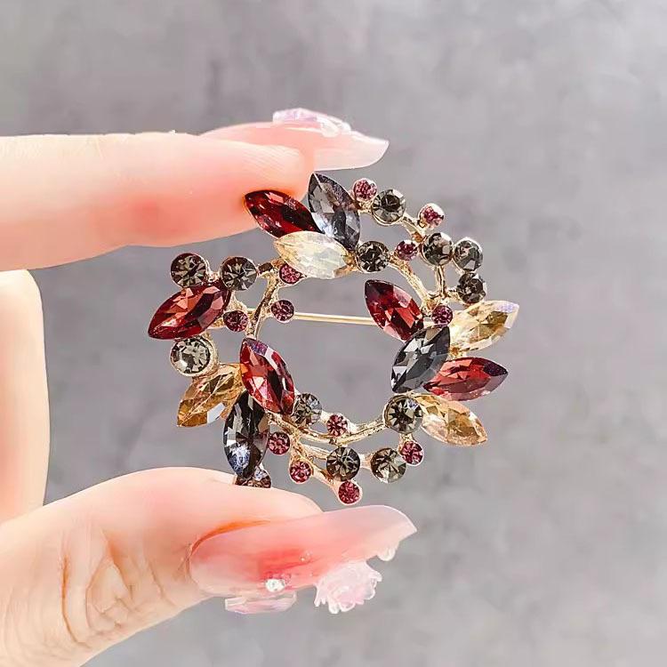 ブローチ レディース レトロ オリーブリース リーフモチーフ クリスタル 上品 個性的 デザイン 万能 普..