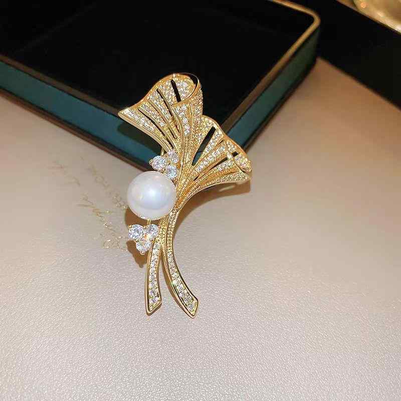 ブローチ 男女兼用 ユニセックス ジルコニア イチョウ葉 パール 亜鉛合金製 電気メッキ加工 エレガント 上品 高級感 洗練された 普段使い パーティー フォーマル プレゼント ギフト ゴールド シルバーカラー