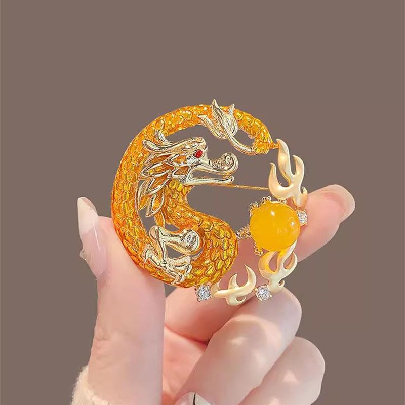 ブローチ レディース 中国風 個性的 金龍 玉遊び ドラゴン 辰年 高級感 ドロップオイル加工 合金製 レトロ ヴィンテージ スーツ ジャケット ピンブローチ
