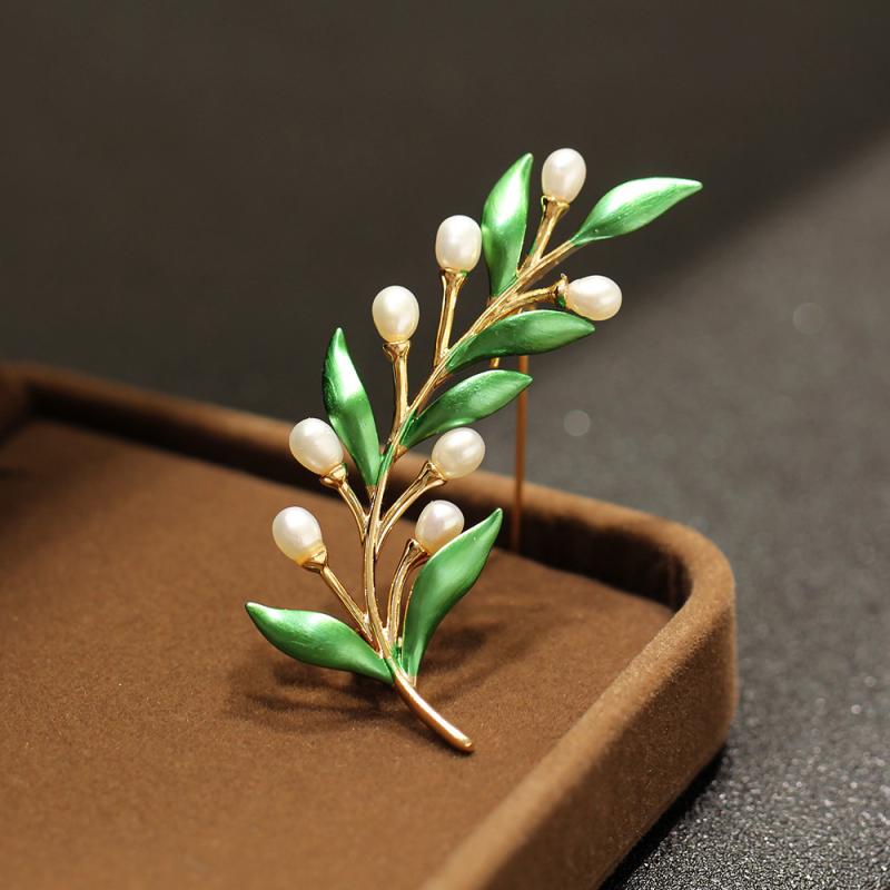 ブローチ レディース エレガント 高級感 ゴールド グリーン系 エナメル 柳の葉 リーフモチーフ 淡水パール 銅製 電気メッキ加工 おしゃれ ファッション 通勤 デイリーユース 装飾 アクセサリー 固定 防犯