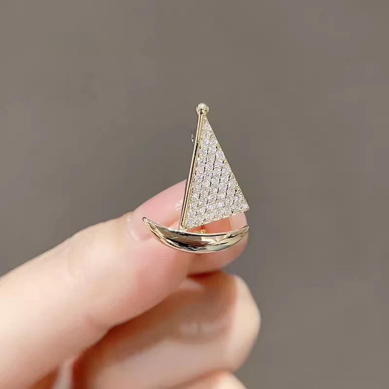 ブローチ レディース マリン ヨット 帆船 モチーフ 高級感 繊細 精巧 合金製 ラインストーン ジルコニ..