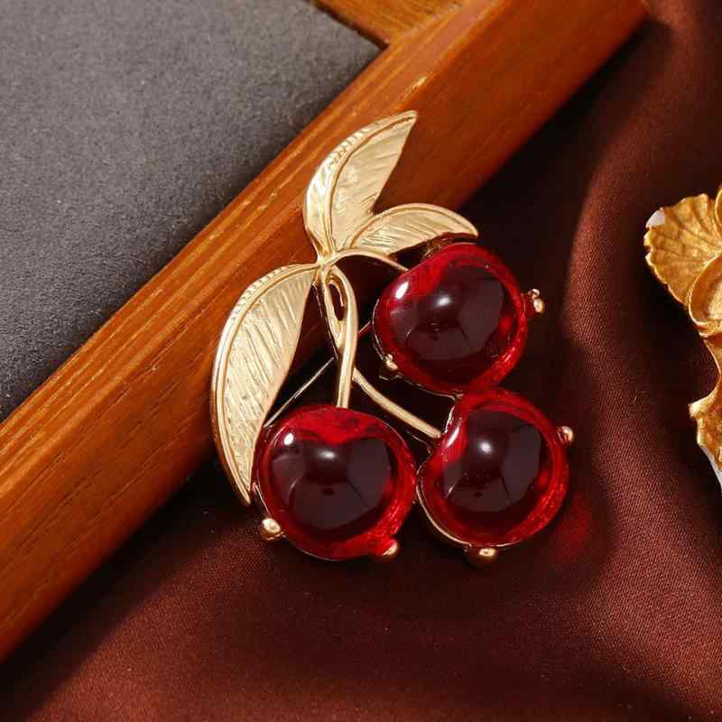 ブローチ ユニセックス ジェリーレジン さくらんぼ チェリー フルーツモチーフ 透明 シンプル レトロデザイン はだけ防止 胸元ストッパー 留め具 亜鉛合金 電気メッキ加工