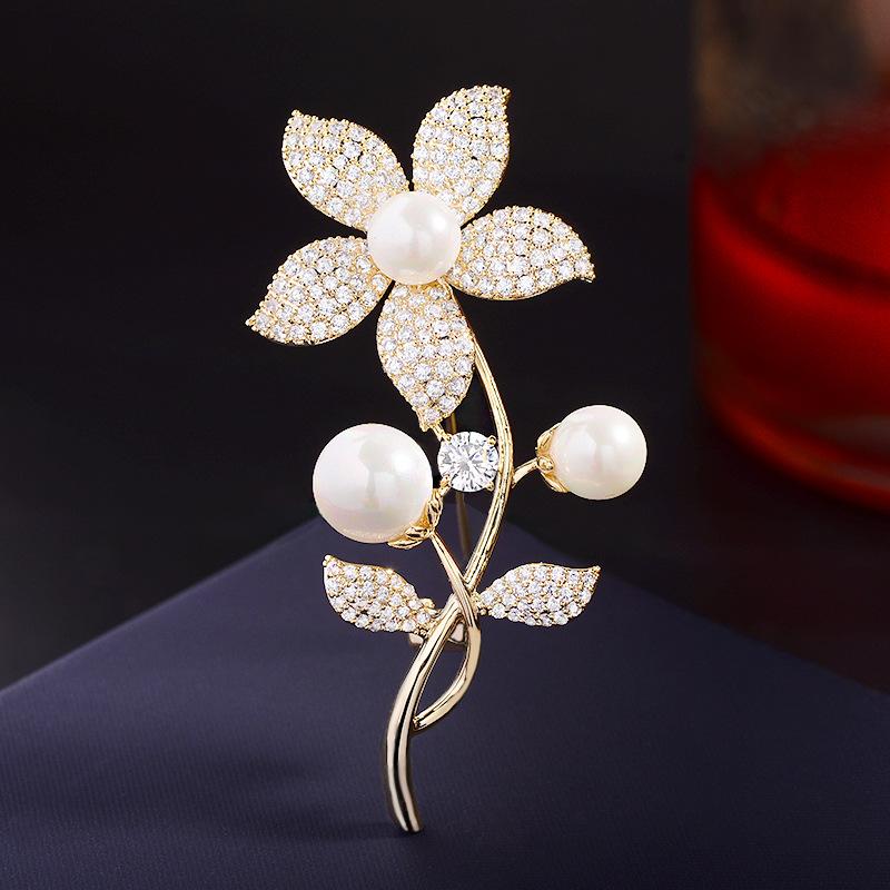 ブローチ レディース パール ジルコニア フラワーモチーフ 高級感 上品 エレガント スタイリッシュ 繊細な輝き 銅製 ゴールドカラー フォーマル 結婚式 入学式 卒業式 パーティー 普段使い アクセサリー