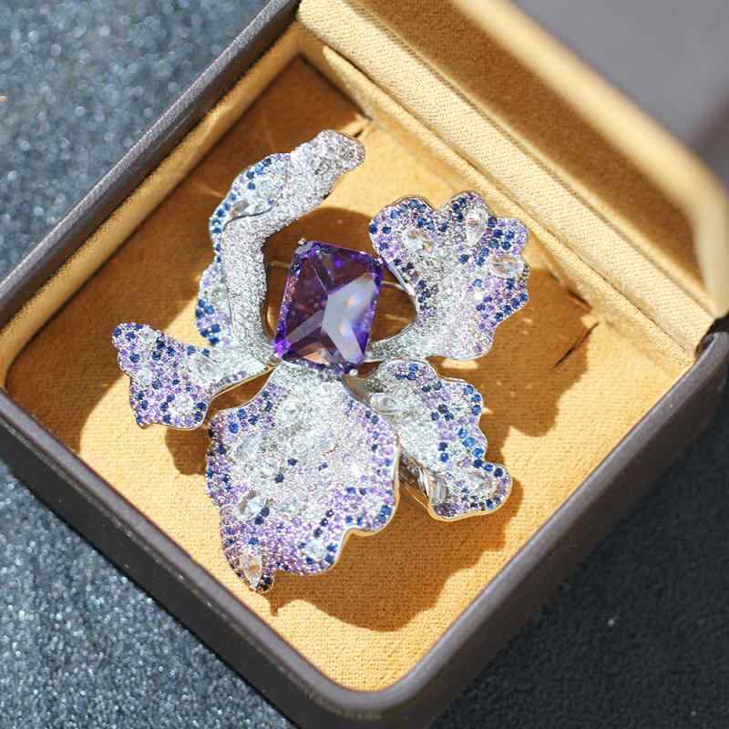 ブローチ レディース アイリスフラワー 花モチーフ 高級感 エレガント 上質 精緻な作り フルジルコニア 銅製 シルバー パープル 大ぶり..