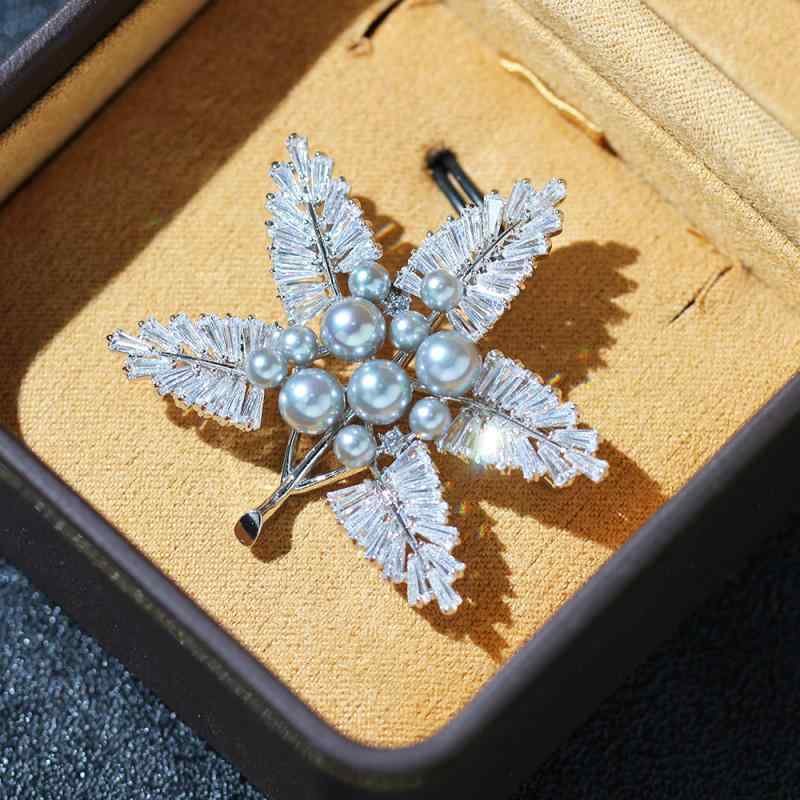 ブローチ 男女兼用 高級感 ジルコニア マイクロパヴェ もみじ グレーパール 金メッキ シルバー おしゃ..