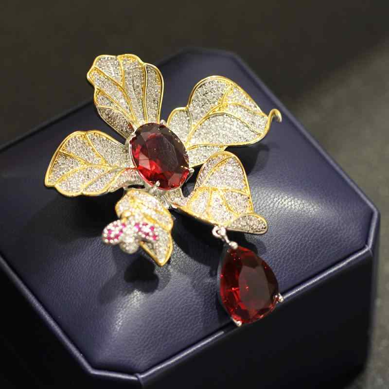 ブローチ レディース 女性用 高級感 エレガント 上品 レッド ジルコニア フラワー 花 モチーフ ドロップ 大ぶり 存在感 バイカラー ゴールド 銅製 電気メッキ加工 ファッション小物 アクセサリー 通勤