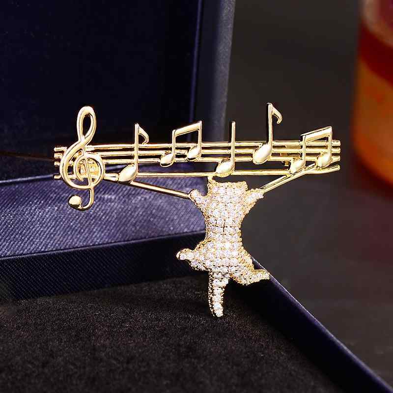 ブローチ レディース 女性用 猫 ネコ ピアノ 音符 アニマルモチーフ かわいい 上品 エレガント 高級感 個性的なデザイン シンプル ゴールド 銅 ジルコニア 電気メッキ加工 普段使い オフィス 通勤 フォーマル