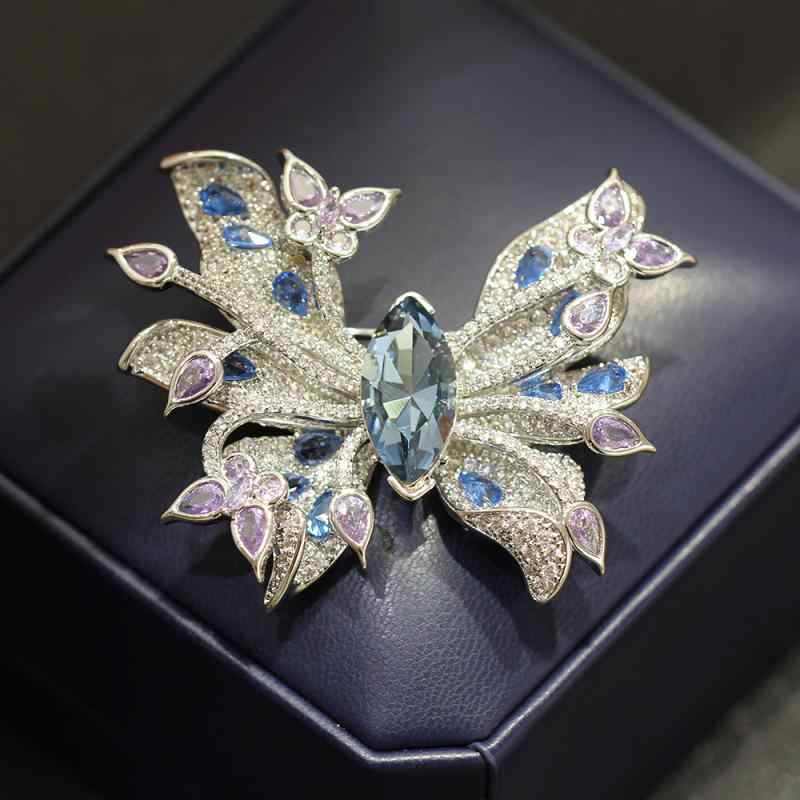 ブローチ レディース 蝶 バタフライ デザイン 繊細 カラージルコニア アニマル 重厚感 高級感 エレガント 上品 人工水晶 ラインストーン 電気メッキ加工 通勤 オフィス 普段使い ギフト 贈り物 アクセサリー シルバー パープル ブルー