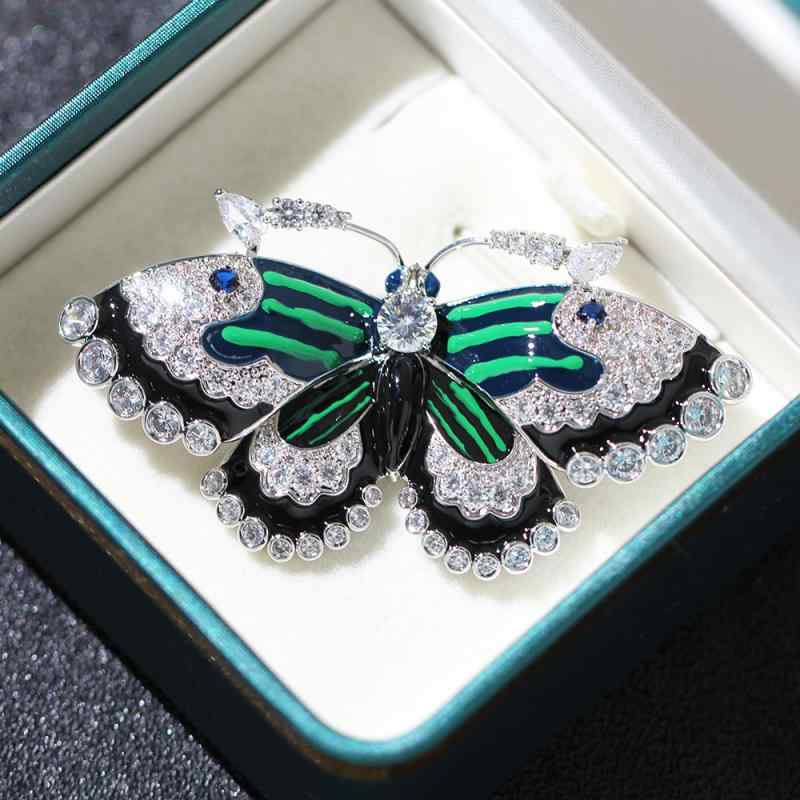 ブローチ 男女兼用 蝶 バタフライ エナメル加工 マイクロパヴェジルコニア 上品 エレガント 個性的な ..