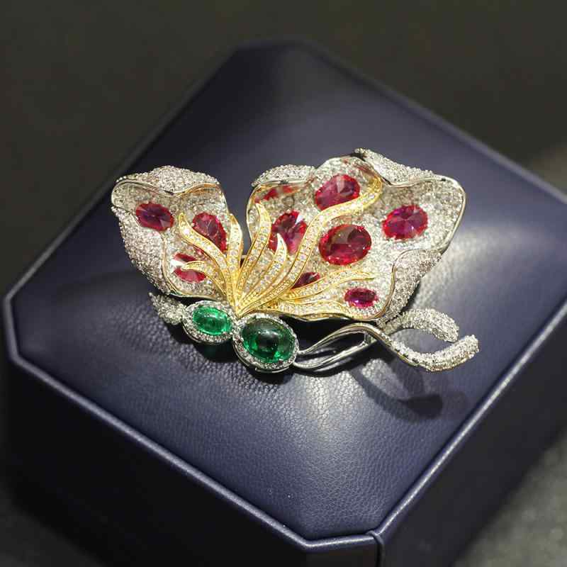 ブローチ レディース 高級感 上品 エレガント レトロ ジルコニア マイクロセッティング 蝶 バタフライ 昆虫モチーフ ジュエリー風 銅製 電気メッキ加工 フォーマル パーティー 胸元カバー