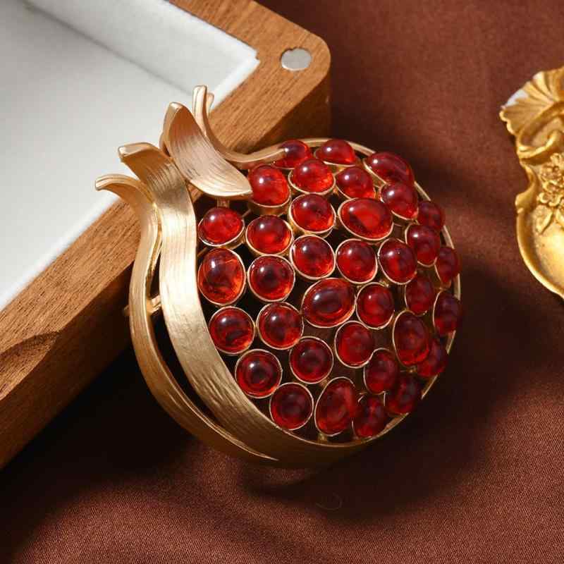 ブローチ レディース レトロ マットゴールド ザクロ フルーツモチーフ オリジナルデザイン 合金製 ラインストーン 2WAY スーツ ジャケット ピン コサージュ アクセサリー小物 フォーマル 結婚式 パーティー 通勤