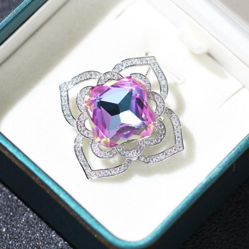 ブローチ レディース エレガント 上品 高級感 ジルコニア 蓮モチーフ フラワー クリスタルストーン パ..