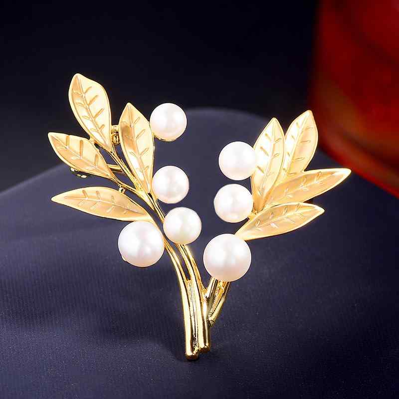 ブローチ レディース リーフモチーフ 葉っぱ 淡水パール ジルコニア 七宝 銅製 ゴールド 高級感 エレガント シンプル ファッション 通勤 オフィス ピン