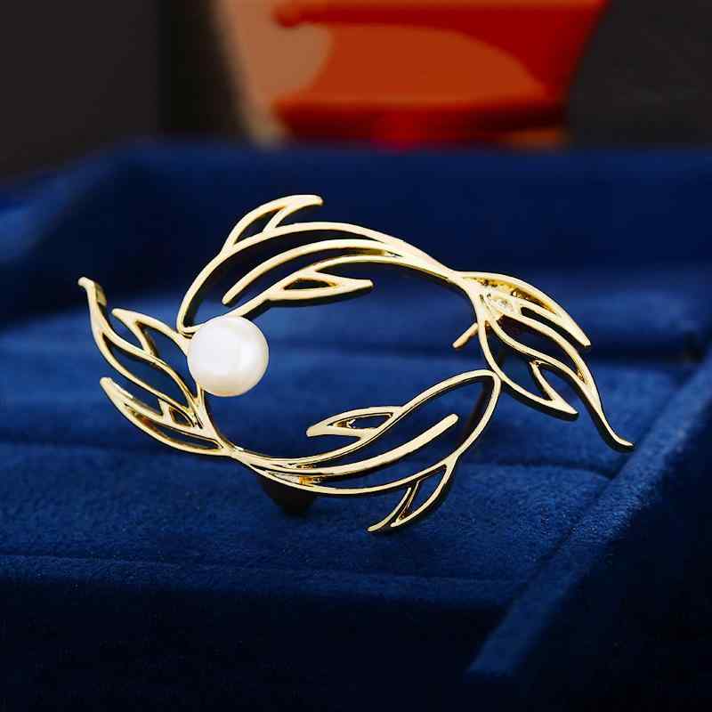 ブローチ レディース 女性用 錦鯉 魚モチーフ シンプル 個性的デザイン 天然パール パール 透かし彫り ピンブローチ 高級感 エレガント 上品 銅製 ジルコニア 電気メッキ ゴールド シルバー 通勤 オフィス フォーマル