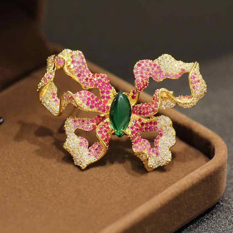 ブローチ 男女兼用 蝶 バタフライ ジルコニア グラデーション ゴールド レッド系 金メッキ 上品 エレガント 高級感 個性的 プレゼント ギフト ファッションアクセント