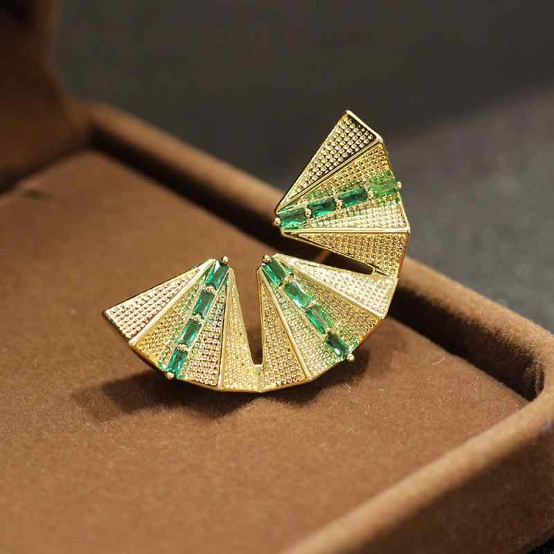 ブローチ 男女兼用 金メッキ 真鍮製 グリーン ストーン 扇形 半円 立体 デザイン ピンブローチ スーツ ジャケット フォーマル カジュアル オフィス 通勤 ギフト プレゼント アクセサリー