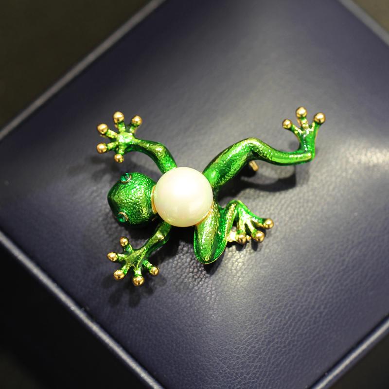 ブローチ 男女兼用 カントリー風 グリーン エナメル加工 カエル 小動物 モチーフ かわいい キュート 上..