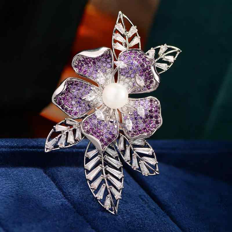 ブローチ レディース 女性用 桃の花 ジルコニア フラワーモチーフ 高級感 エレガント 上品 繊細 個性的 デザイン ファッション ライトラグジュアリー ブルー パープル 銅 電気メッキ加工 おしゃれ 普段使い フォーマル アクセサリー