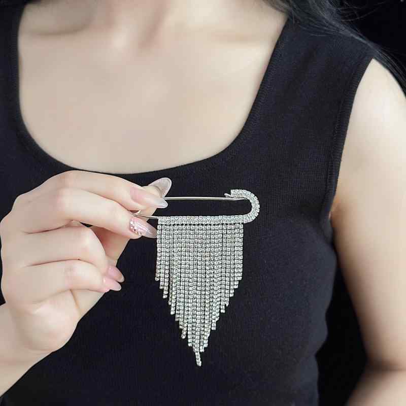 ブローチ レディース 韓国風 合金 ラインストーン タッセル チェーン 上品 エレガント 普段使い 結婚式 パーティー 卒業式 入学式 セーター カーディガン ジャケット スーツ オフィス アクセサリー