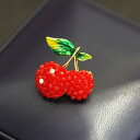 ブローチ レディース スイート シンプル 人工水晶 チェリー さくらんぼ ドロップオイル かわいい フレッシュ 赤い実 おしゃれ アクセサリー 万能ピン 女性用 レッド ゴールド 電気メッキ加工 ギフト フォーマル 普段使い