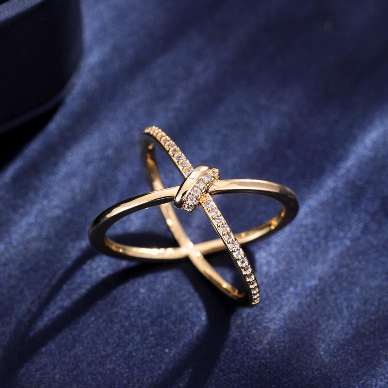 スカーフリング 男女兼用 銅製 高級感 韓国風 ジルコニア 上品 エレガント ファッション小物 ストールクリップ マフラー留め ブローチ 電気メッキ ゴールドカラー ダブルリング 多機能