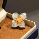 ブローチ 男女兼用 ユニセックス 春夏 ジルコニア 花モチーフ オレンジ シルバー 銅製 電気メッキ加工 強力マグネット ノンマーク 胸元カバー 目隠し 上品 高級感 服飾小物 アクセサリー 通勤 オフィス