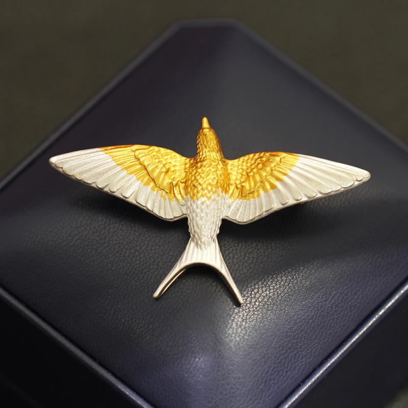 ブローチ 男女兼用 ツバメ 鳥 モチーフ ユニーク シンプル おしゃれ ゴールドメッキ エナメル加工 イエロー ホワイト 銅製 アクセサリ..