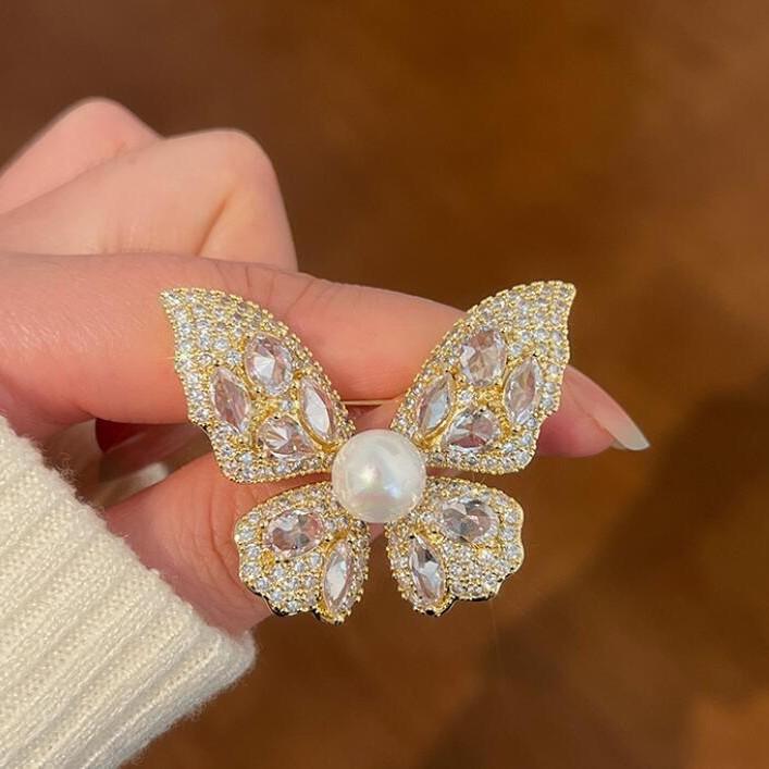 ブローチ レディース キラキラ 蝶 バタフライ ジルコニア ラインストーン パール 高級感 華やか 上品 ..