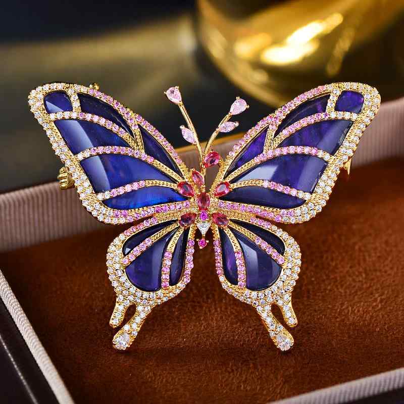 ブローチ レディース 女性用 高級感 パープル 紫色 蝶々 昆虫モチーフ 貝殻 シェル ジルコニア 上品 エレガント 銅製 電気メッキ加工 ギフト 普段使い オフィス カジュアル