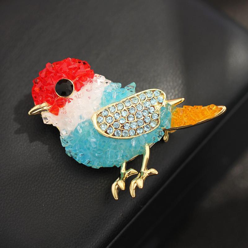 ブローチ 男女兼用 かわいい カラフル ファセットカット 人工クリスタル 小動物 鳥モチーフ ゴールド 金メッキ おしゃれ ファッション 小物 ギフト プレゼント 通勤 オフィス