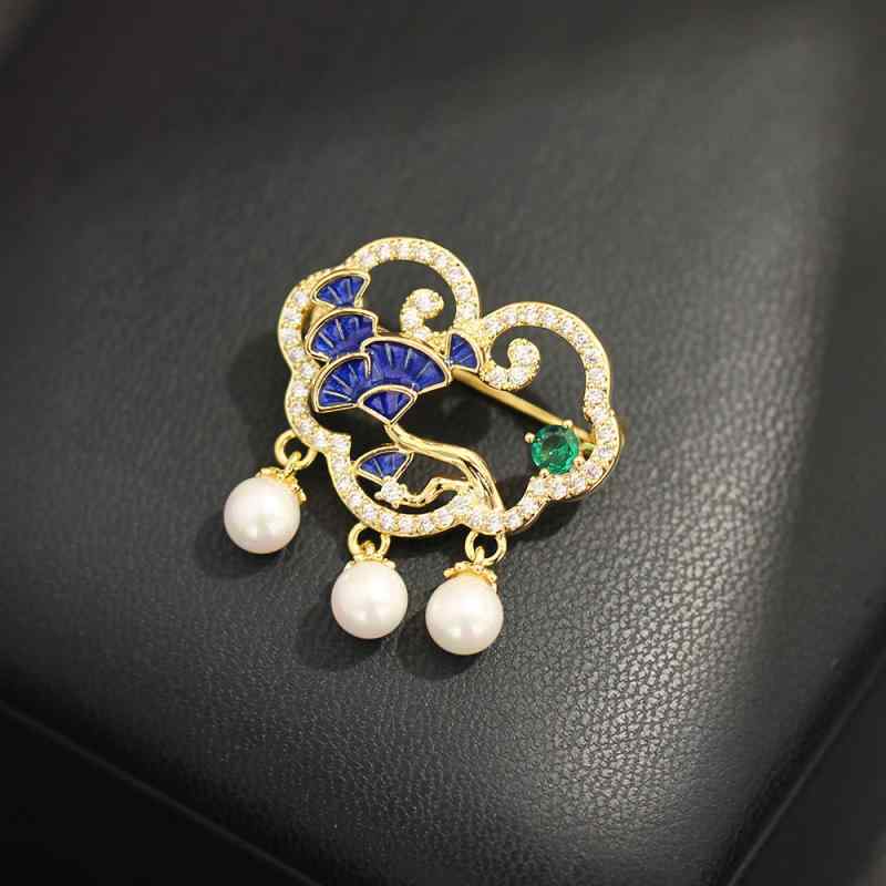 ブローチ レディース 高級感 エレガント チャイナ風 祥雲モチーフ 如意モチーフ 扇形花模様 透かし彫り ジルコニア パール エナメル加工風 銅製 ゴールド ファッション小物 飾ピン アクセサリー プレゼント
