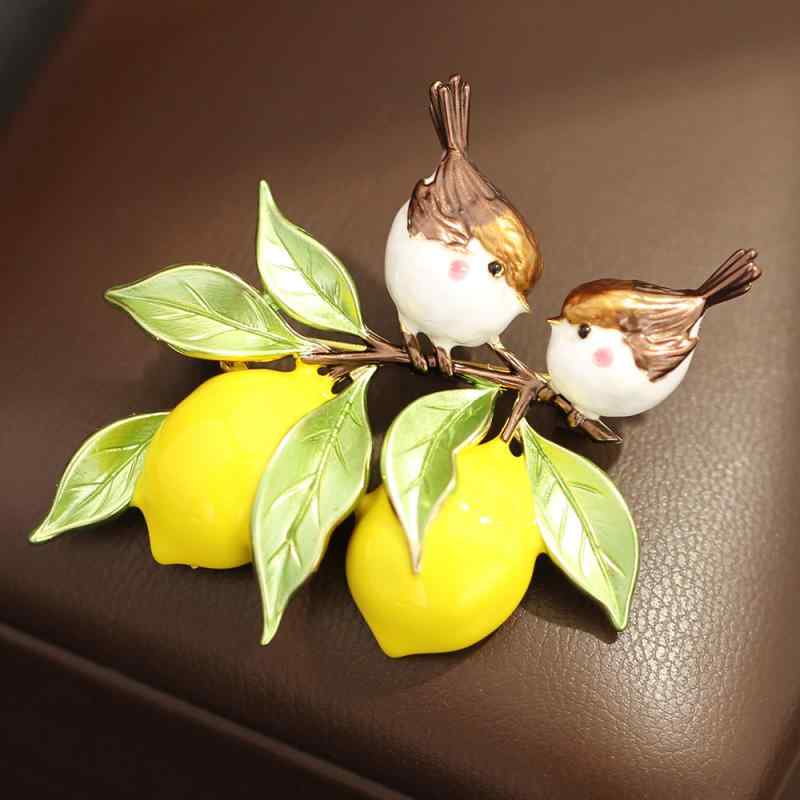 ブローチ 男女兼用 スズメ 枇杷 鳥モチーフ エナメルドロップ 琺瑯 金メッキ 銅製 個性的 高級感 かわ..