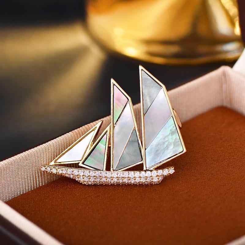 ブローチ レディース 天然貝殻 帆船モチーフ 上品 シンプル エレガント 洗練 デザイン 順風満帆 縁起物 銅製 電気メッキ加工 ピン 金色 銀色