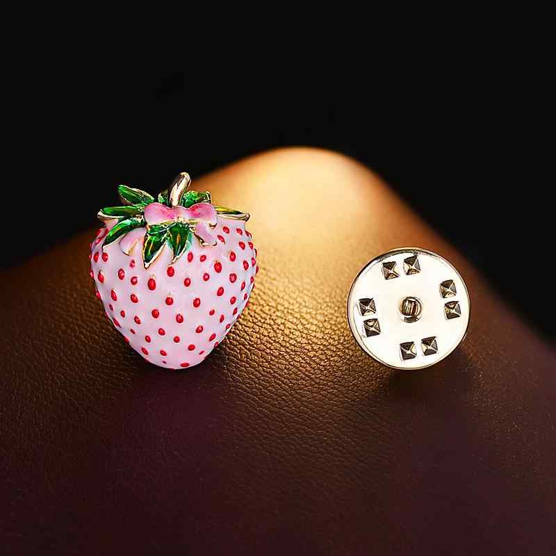 ブローチ レディース かわいい いちご ストロベリー ミニサイズ 小ぶり 繊細 エナメル ラペルピン 上品 華やか ピンク 銅製 電気メッキ加工 フルーツモチーフ 万能 ファッション アクセサリー 普段使い プレゼント ギフト