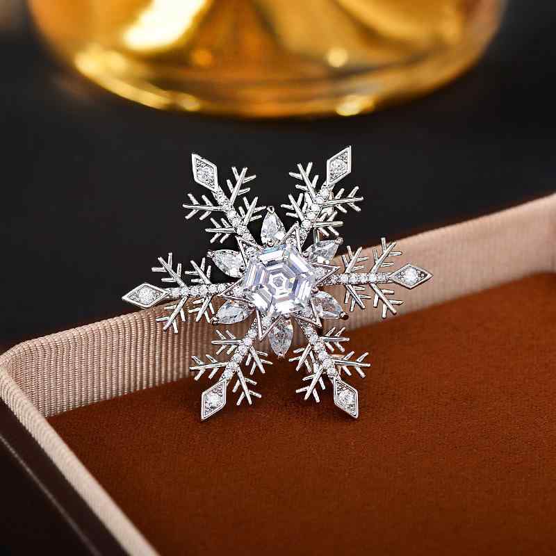Rakuten - ブローチ レディース 雪の結晶 ジルコニア 高級感 エレガント 上品 シンプル デザイン おしゃれ 女性用 スーツ 卒業式 入学式 ギフト シルバーカラー