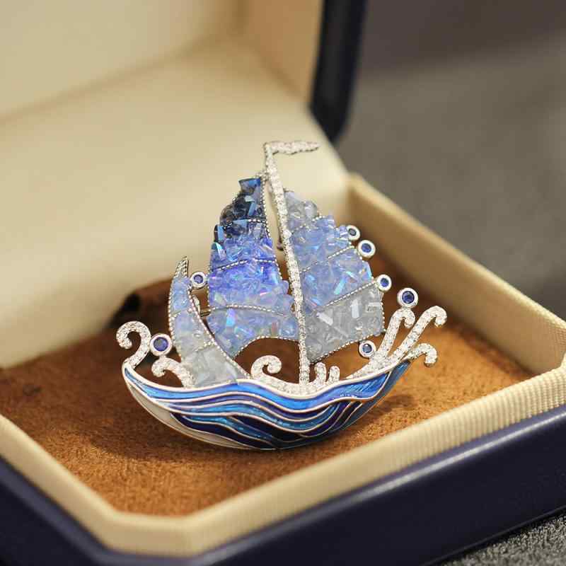 ブローチ 男女兼用 ユニセックス 高級感 ブルー 人造水晶 クリスタル カット面 ファセットカット 帆船 ..
