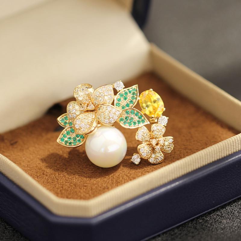 ブローチ レディース 女性用 上品 個性的 おしゃれ マイクロパヴェ ジルコニア 牡丹の花 人工パール 胸元カバーピン ストール留め 金メッキ ゴールド シンプル フラワーモチーフ 高級感 エレガント