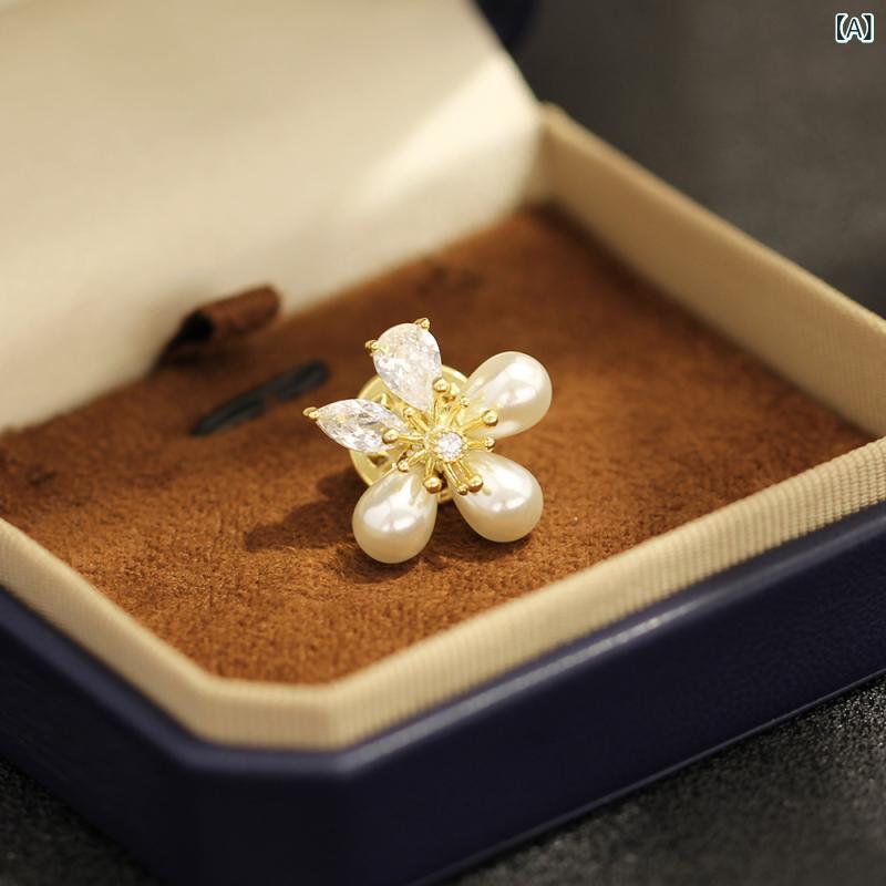ブローチ レディース 韓国風 シンプル ゴールドメッキ 人工パール フラワー 繊細 ジルコニア飾り 襟ピン オフィス 結婚式 入学式 卒業式 パーティー 通勤 普段使い 上品 かわいい ギフト 銅製