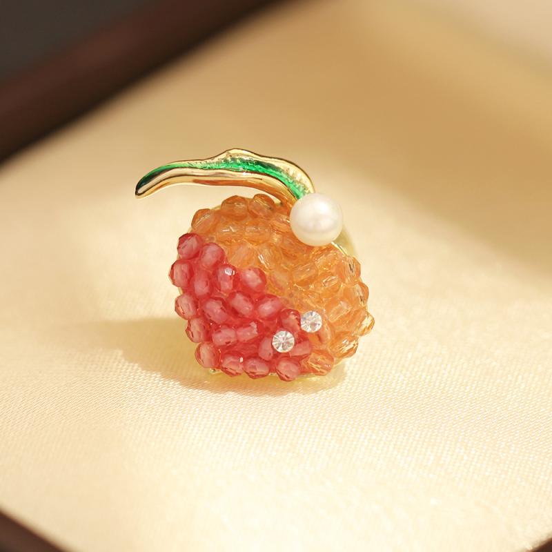 ブローチ レディース ピーチ 桃 モチーフ スイート かわいい シンプル 金メッキ 人工クリスタル カット 普段使い ストール留め アクセサリー ギフト