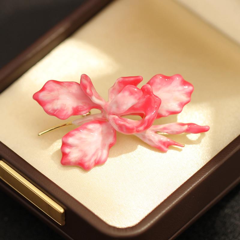 ブローチ レディース 高級感 エレガント 上品 個性的 アイリス アヤメ 花束 フラワー ドリップ加工 エナメル加工 ピンク グラデーション ゴールド 金メッキ 露出防止 はだけ防止 ストール留め