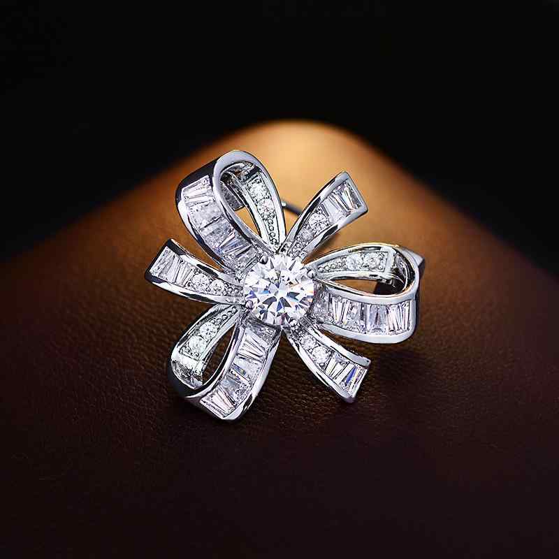 ブローチ レディース 女性用 ジルコニア リボン 蝶結び 結び目 ノット 繊細 精巧 高級感 上質 ライトラグジュアリー エレガント シンプル 多用途 シルバー アクセサリー 結婚式 卒業式 入学式 パーティー 普段使い