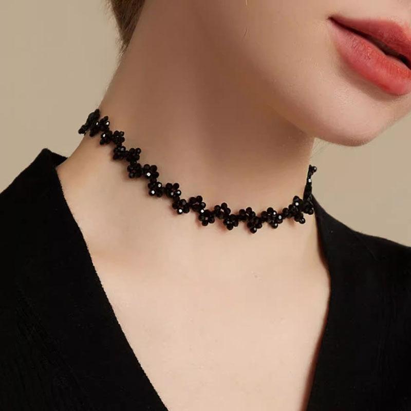 Rhodolite - ネックレス レディース ブラッククリスタル フラワーモチーフ 高級感 デザイン性 鎖骨チェーン ショート丈 上品 エレガント 個性的 おしゃれ デコルテ 普段使い パーティー 合金素材