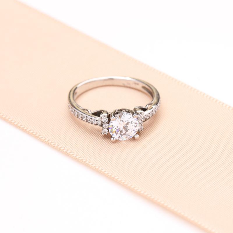 指輪 レディース プロポーズ 婚約指輪 ジルコニア 1カラット マイクロセッティング 上品 エレガント シンプル 多用途 普段使い デート フォーマル 銅製 電気メッキ加工 シルバーカラー