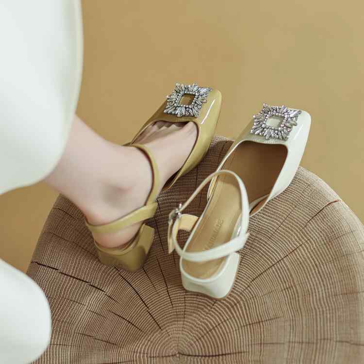 サンダル レディース 羊革 パテントレザー ラインストーン ビジュー スクエアバックル バックストラッ..