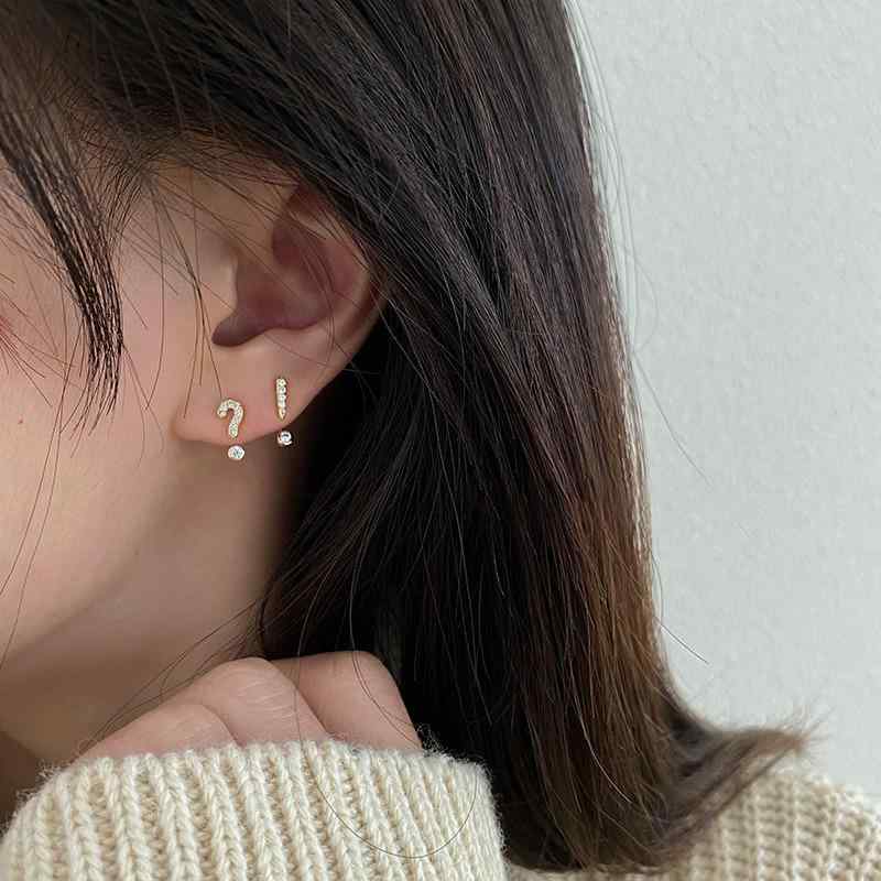 ・カテゴリ: 耳飾り・素材: シルバーメッキ・カラー展開: 金色問号（ペア）、金色感嘆符（ペア）、銀色問号（ペア）、銀色感嘆符（ペア）・スタイル: ins風、個性派トレンド・トレンド要素: 財神、エスニック・和風
